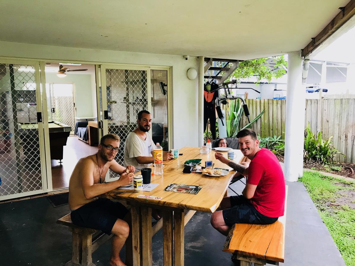 Caloundra Backpackers Hostel ภายนอก รูปภาพ